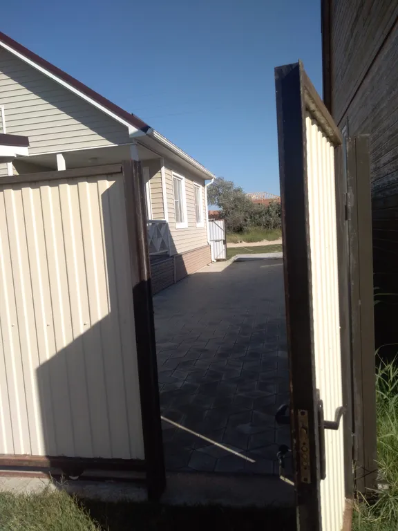 Коттедж с собственной территорией, большой беседкой и мангальной зоной