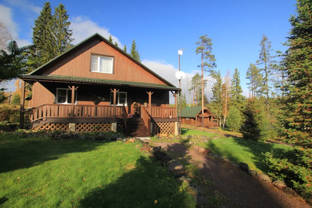 Шикарный дом находится на берегу озера, окруженный хвойным лесом