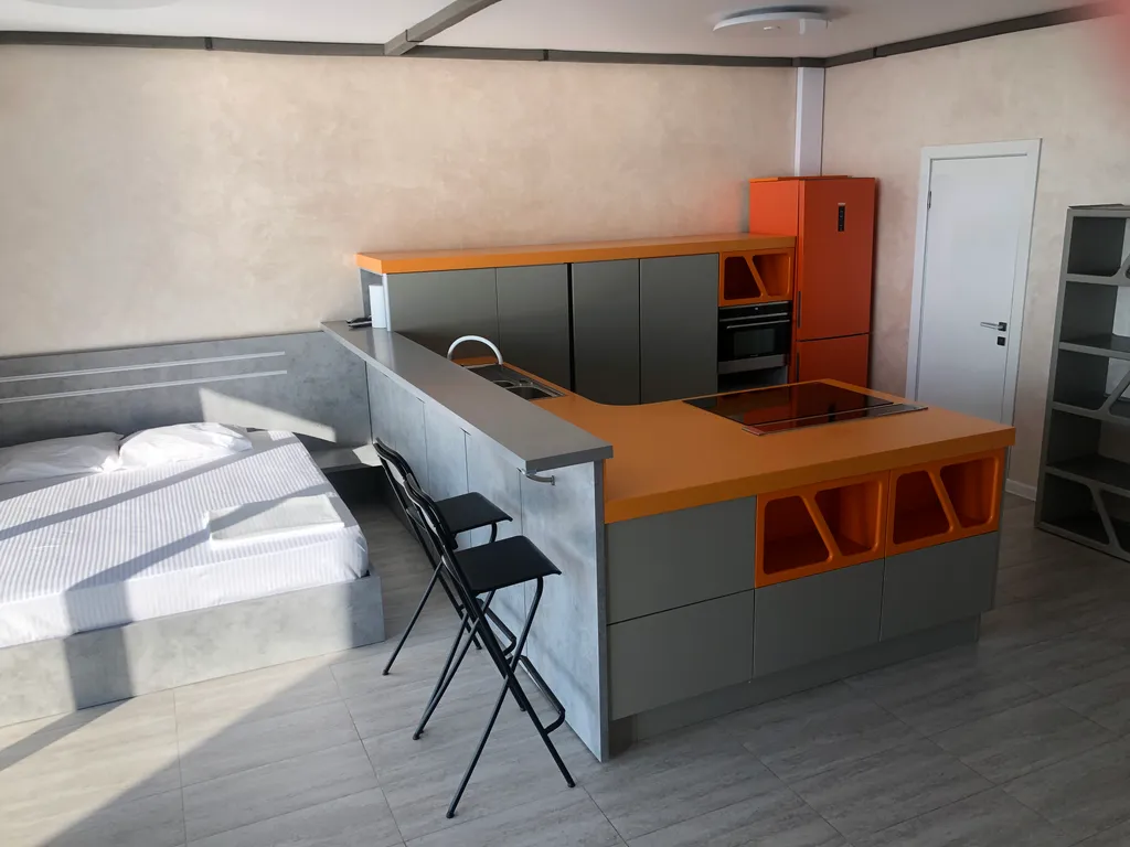 Яркая студия на берегу моря