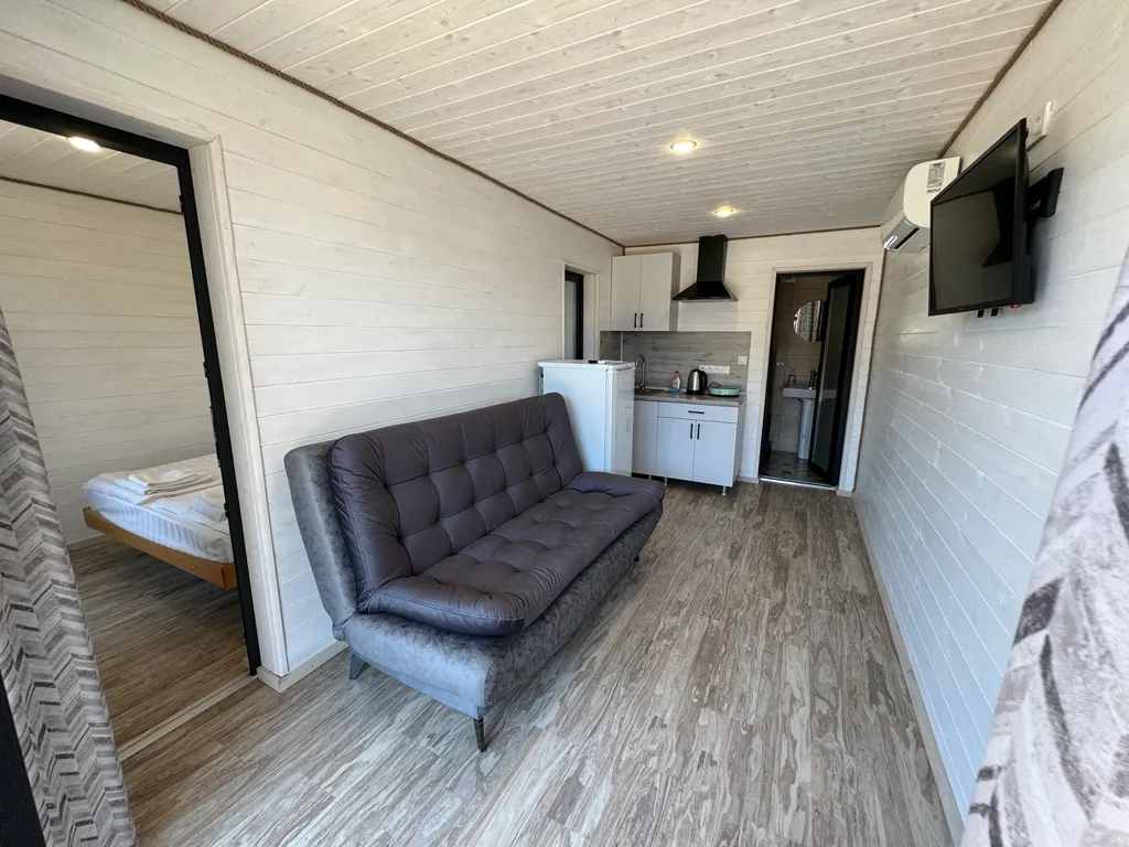 Коттедж с террасой на светлой