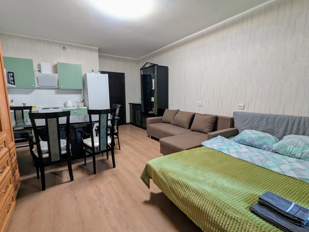 Студия размером с однокомнатную квартиру с 2 кроватями рядом с метро