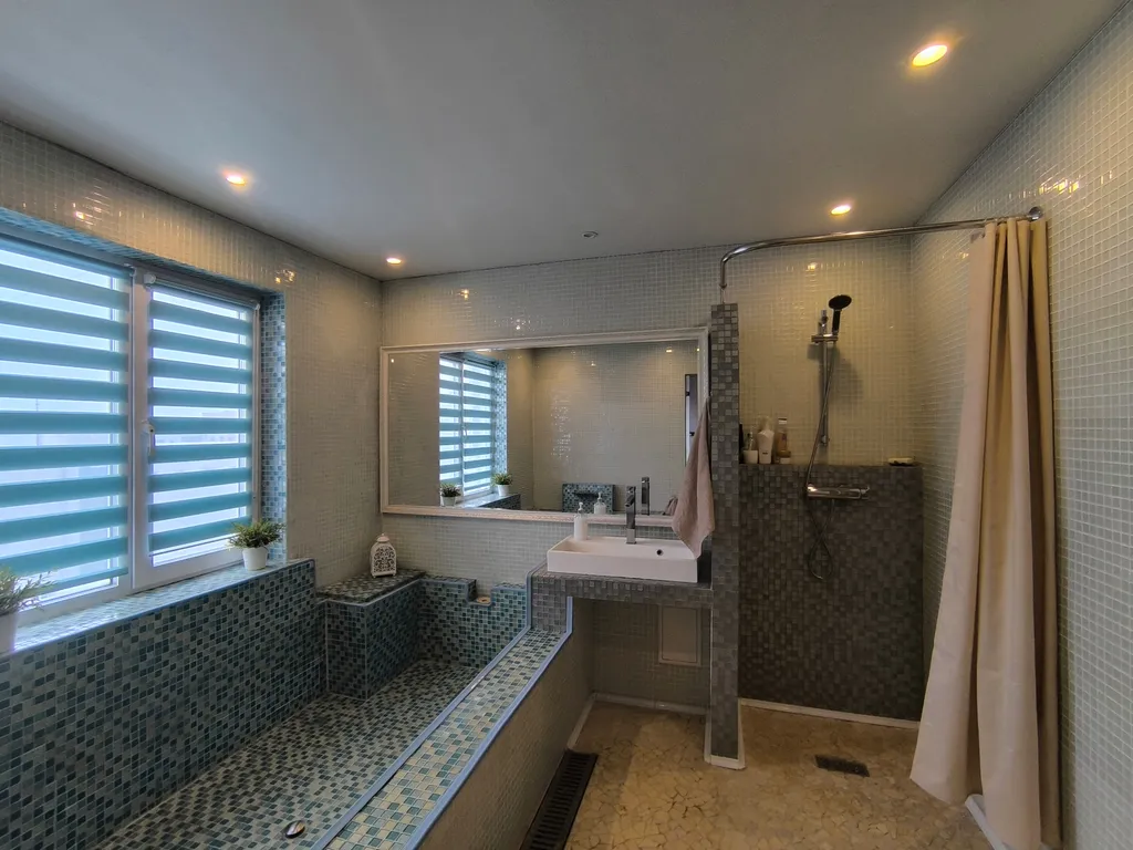 Пятикомнатная квартира с сауной и кинотеатром в центре