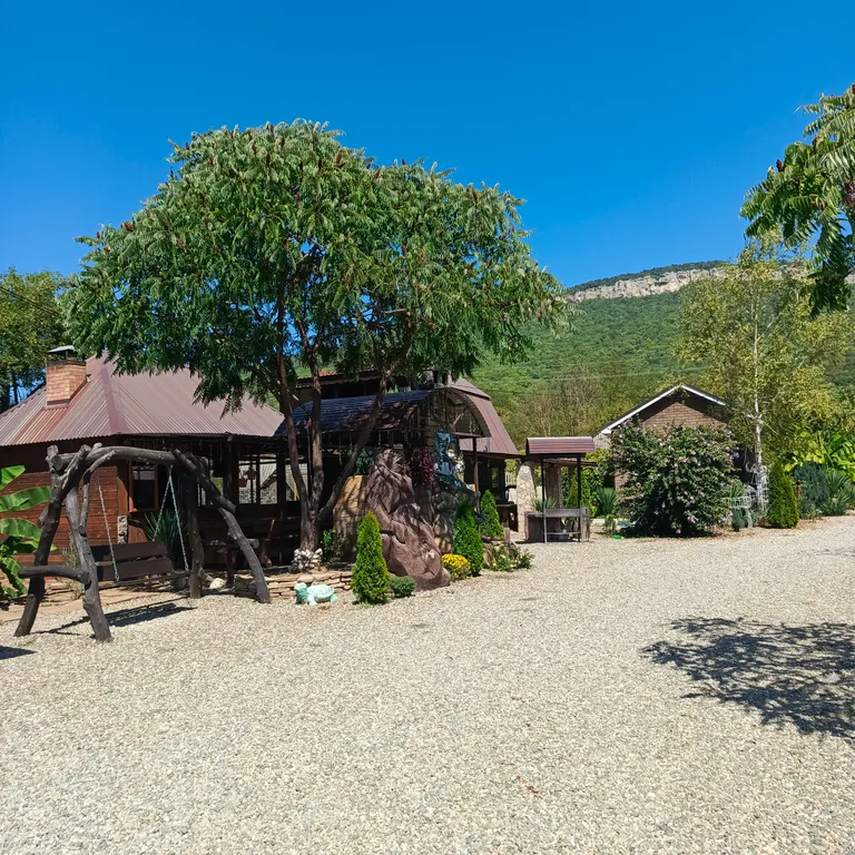 Номер у реки Дах с видом на горы