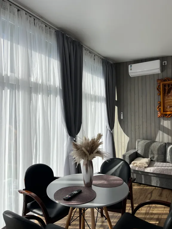 Новый современный дом с просторной кухней-гостиной