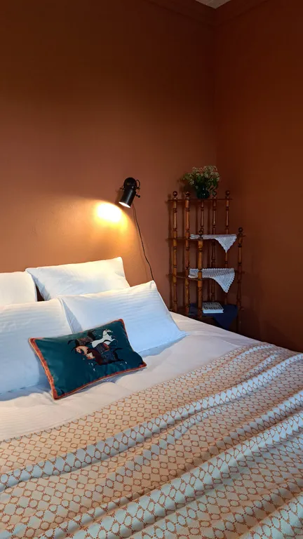 Белый дом на тихой улочке