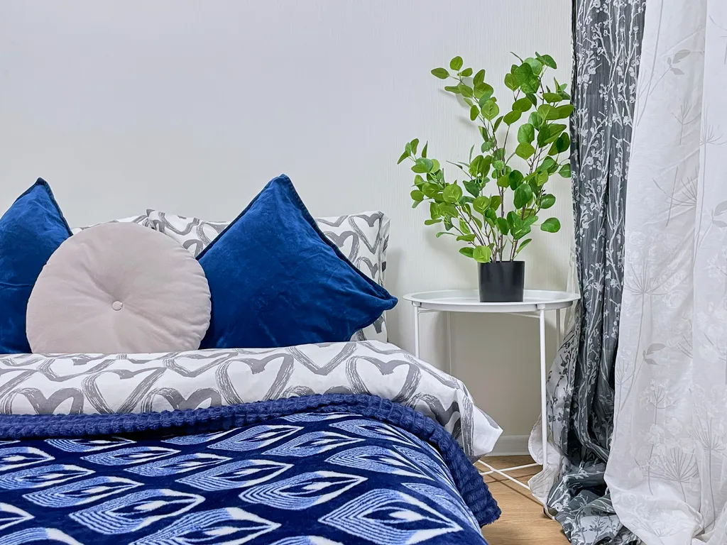 Уютная светлая трешка кухня отдельно, 2 балкона