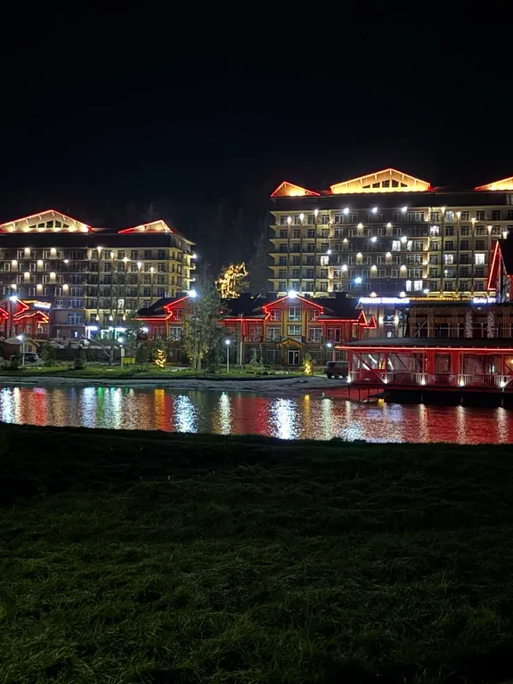 Семейный апартамент у озера на горнолыжном курорте Солнечная Долина