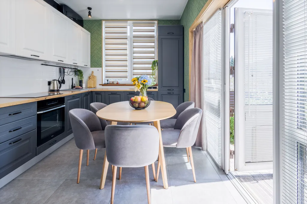 Дом у сквера в центре Поляны