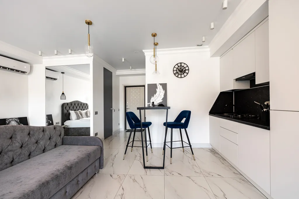 Стильная студия с ванной у панорамного окна и видом на горы