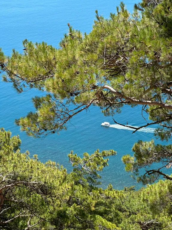 Коттедж Апартаменты рядом с морем ,с видом на горы у скалы парус — Прасковеевка