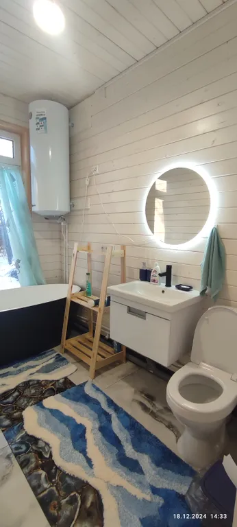 Дом с купольной беседкой на природе