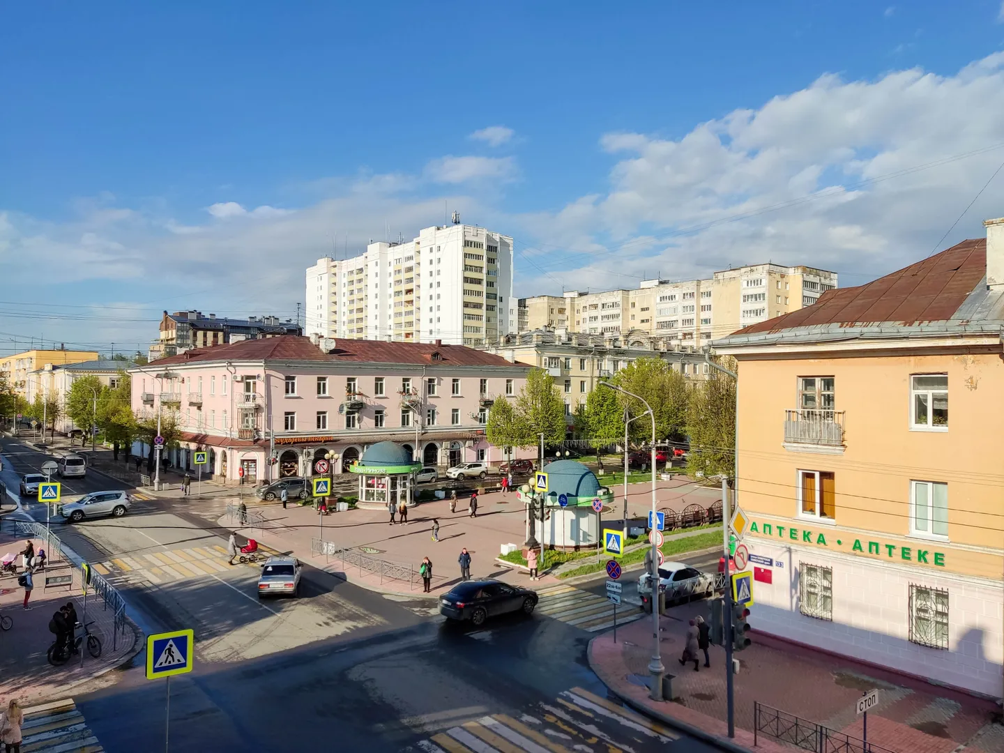 Вид с балкона на перекресток бульвара Чавайна и улицы Советская. Самый центр Йошкар-Олы