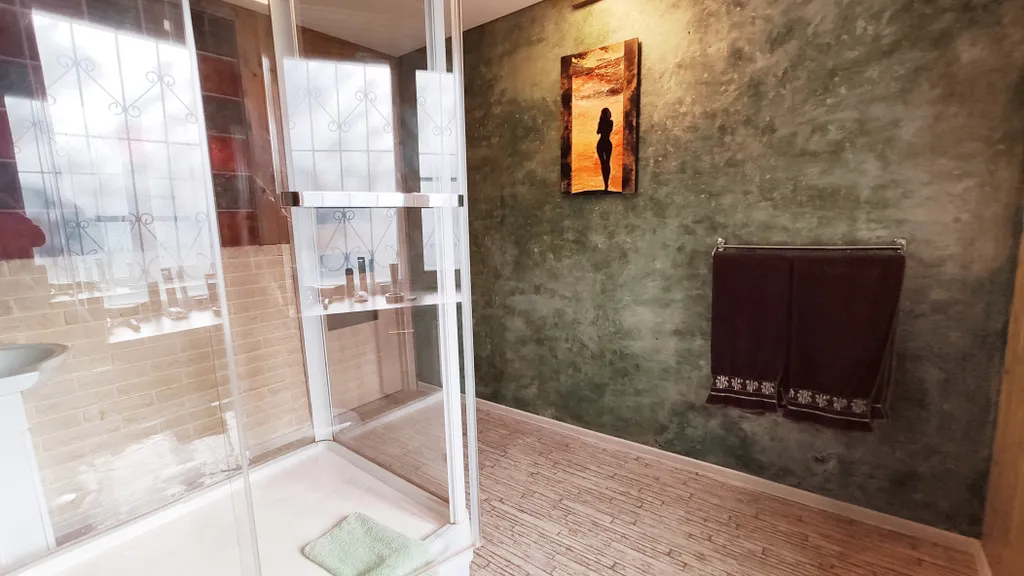 Квартира с большой кроватью и душевой кабиной