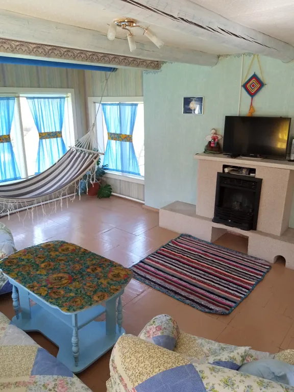 Уютный дом у пруда