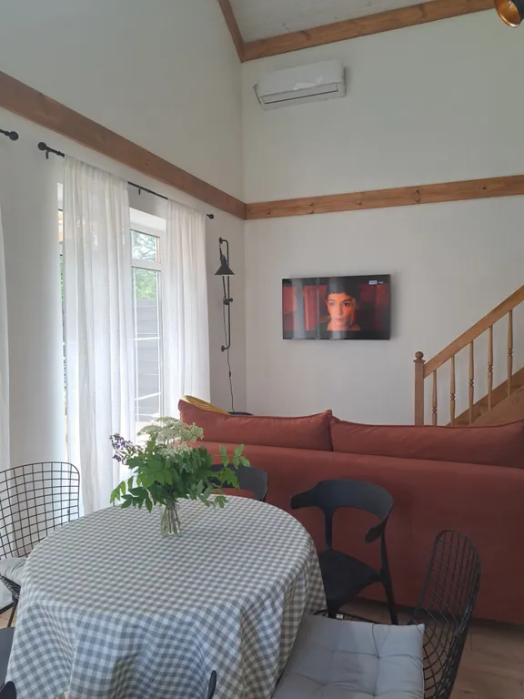 Белый дом на тихой улочке