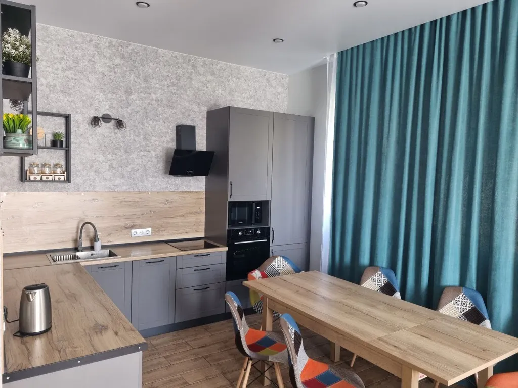 Зелёный дом на берегу Катуни с видом на реку и горы