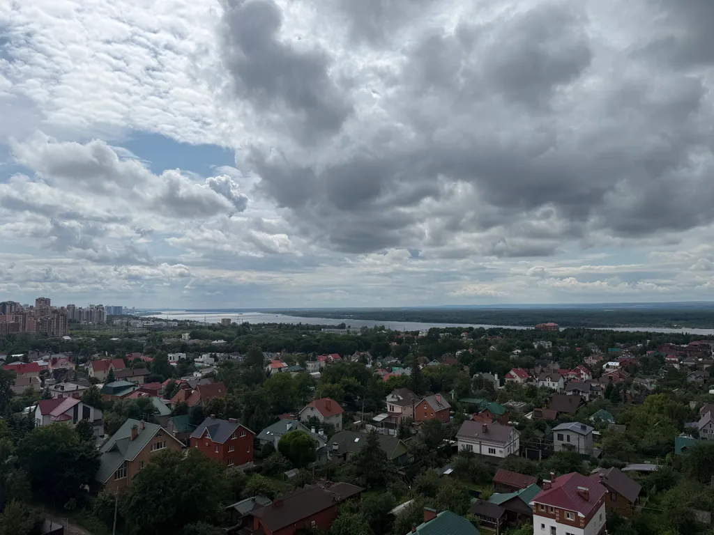 Красивая квартира с панорамным видом на Волгу