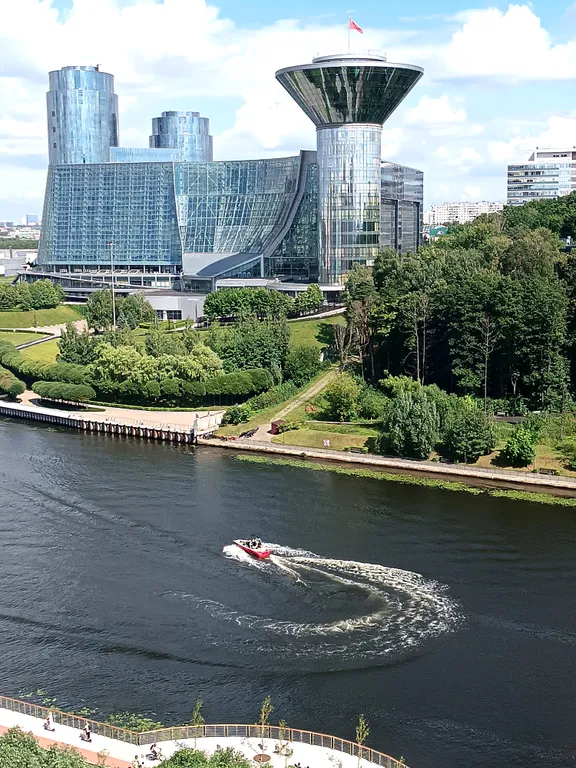 Двухкомнатная квартира с видом на набережную рядом с Крокус