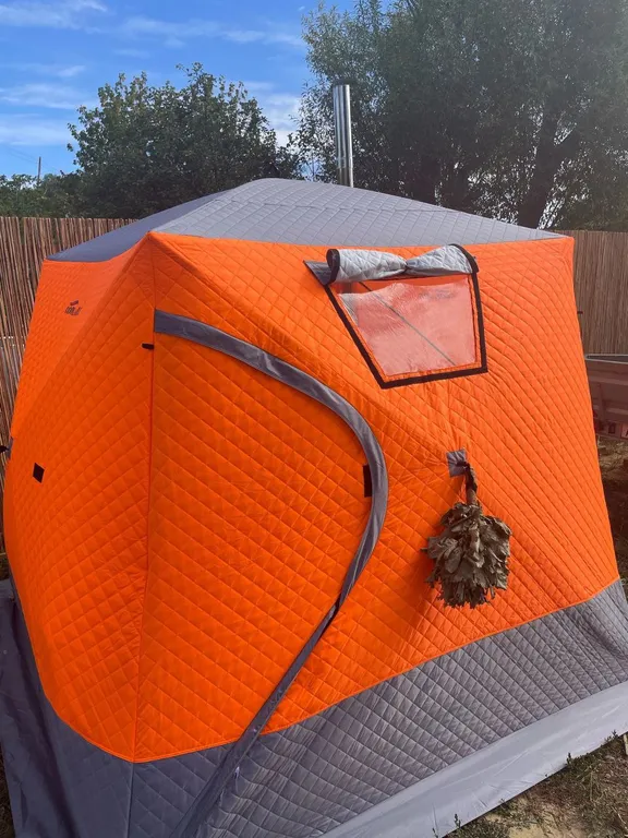 Дом-берлога в лесу с видом на горы