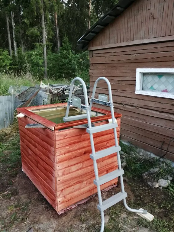 Домик у пруда