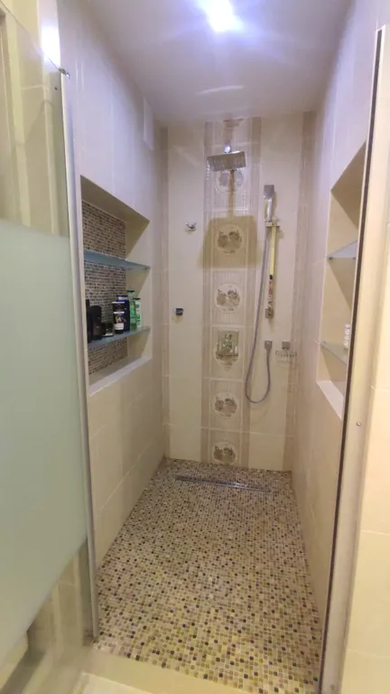 Двухуровневая трёхкомнатная квартира возле моря