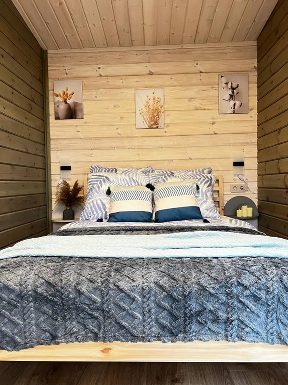 Уютный домик Karhumökki в окружении соснового леса и озер, у Игоры