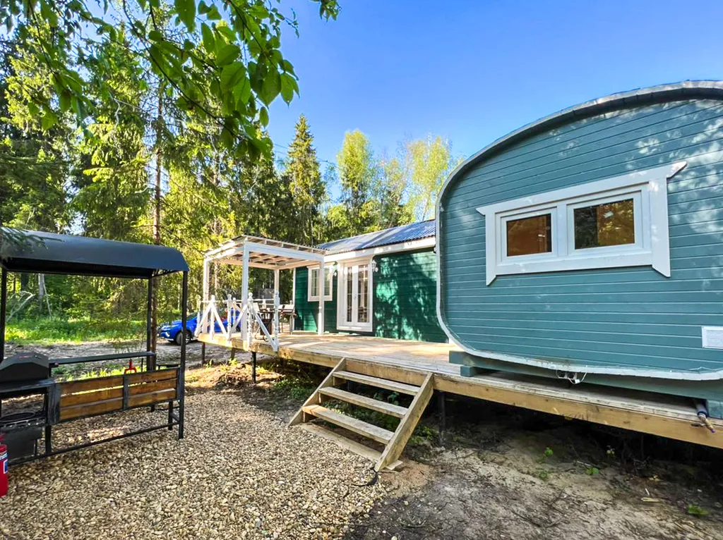 Зелёный домик в лесу на живописной улице