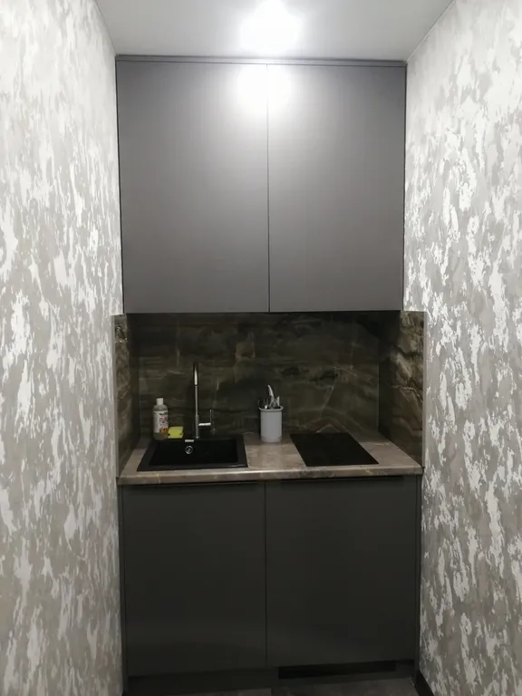 Современная студия с отдельной кухней в новостройке