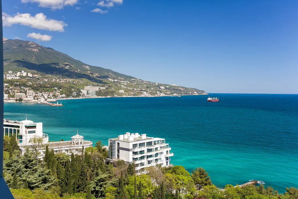 Трёхкомнатный апартамент с видом на море