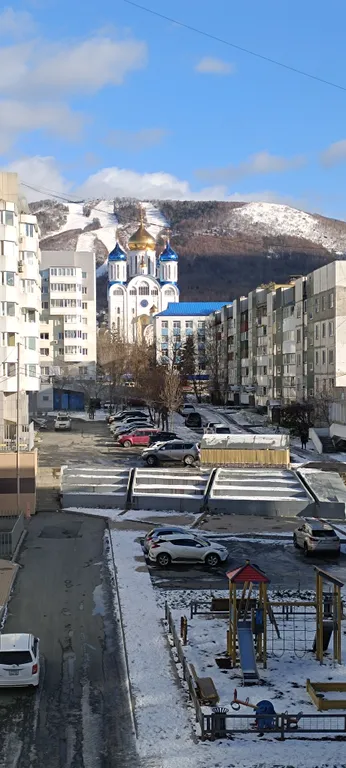 Горнолыжный курорт через дорогу