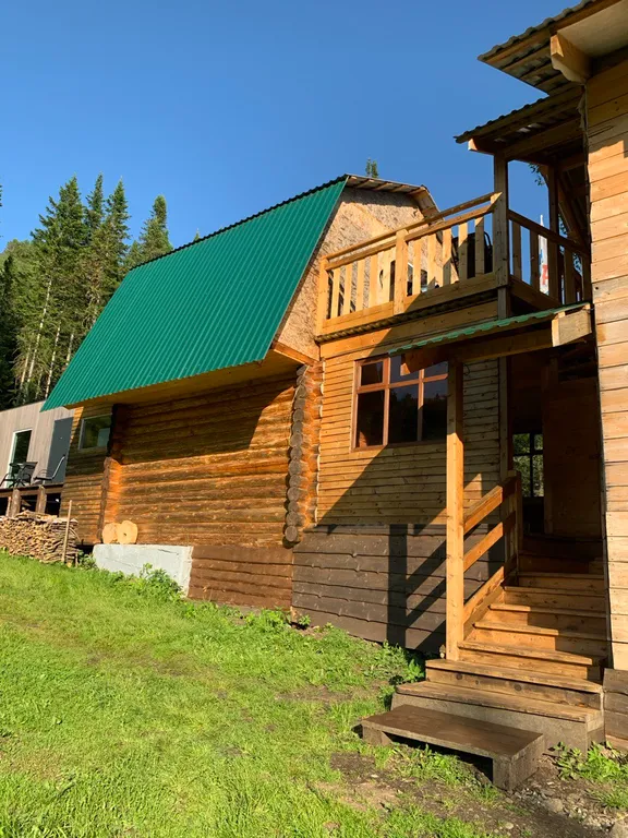 Дом на Алтае рядом с горами и рекой Бия