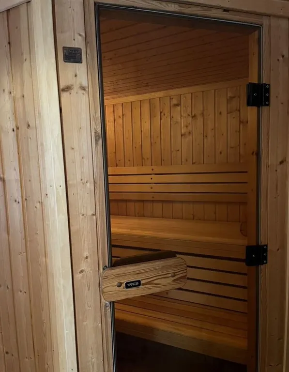 Уютный дом в жилой деревне возле реки