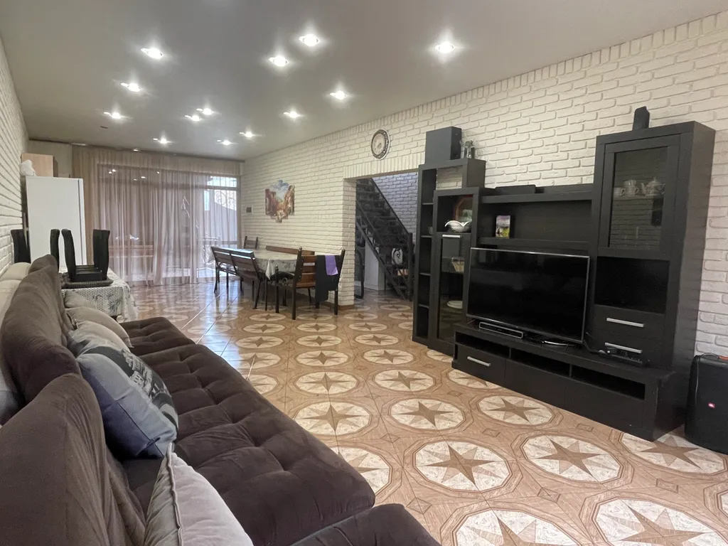 Уютный и просторный коттедж в центре поселка