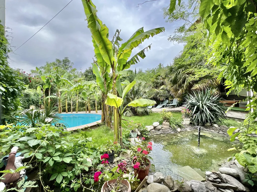 Дом в Гаспре с бассейном и беседкой