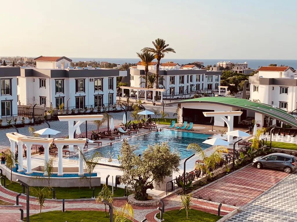 Современный апартамент с балконом и террасой с видом на море и горы