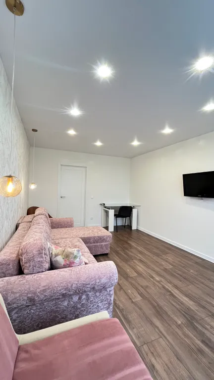 LUX-вид на озеро: светлая квартира в новом доме