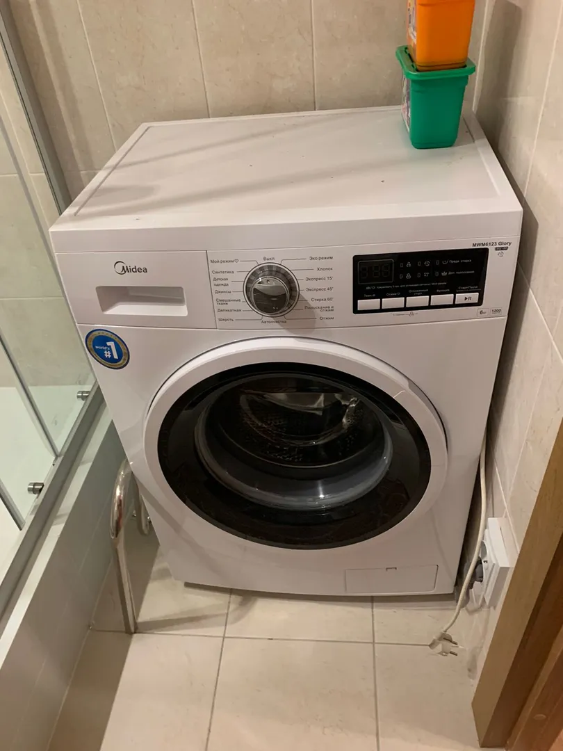 Современная полноразмерная стиральная машина