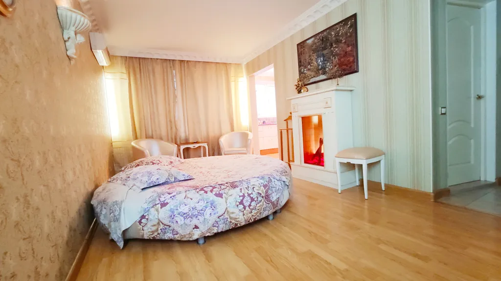 Квартира с золотой джакузи и камином