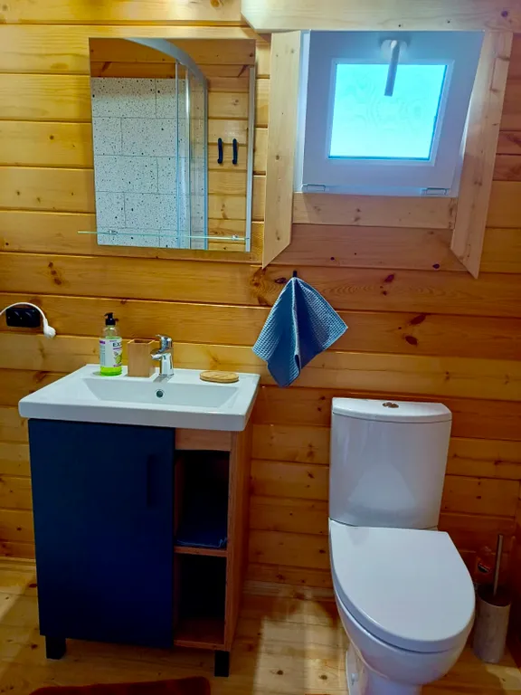 Новый деревянный домик у моря