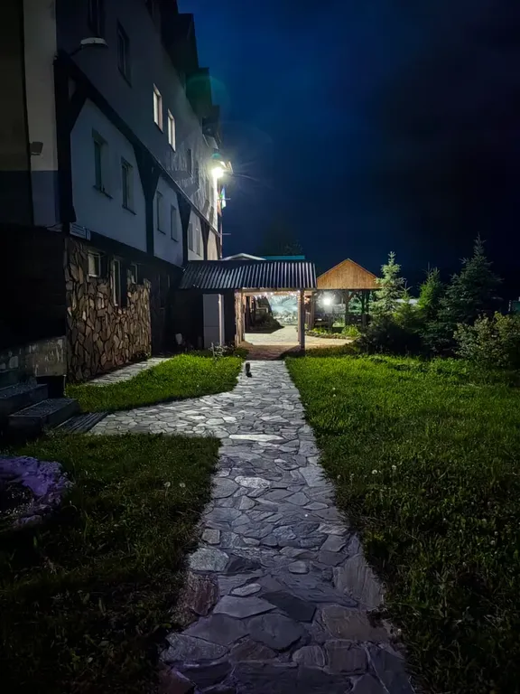 Квартира-студия с видом на озеро и горы