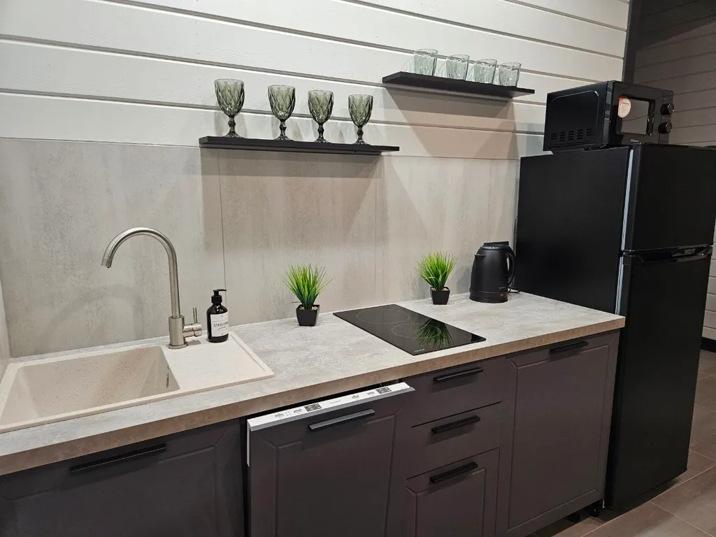 Дом с большой террасой, панорамными окнами, банным чаном и сауной