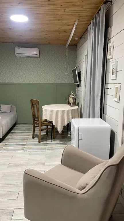 Дом, баня, чан и бассейном во дворе