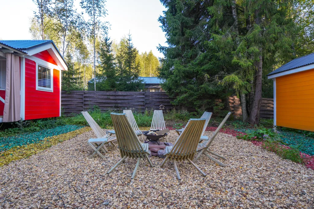 Синий домик в лесу на Живописной улице