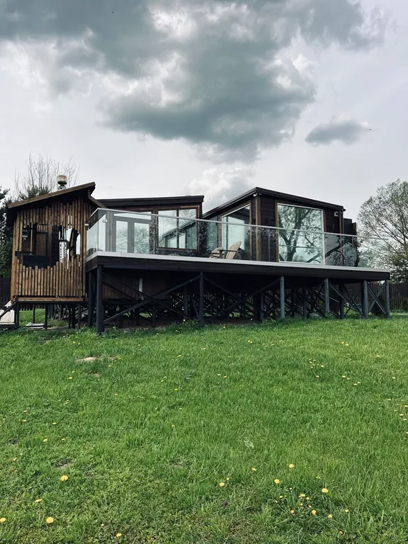 Уютный дом с видом на реку