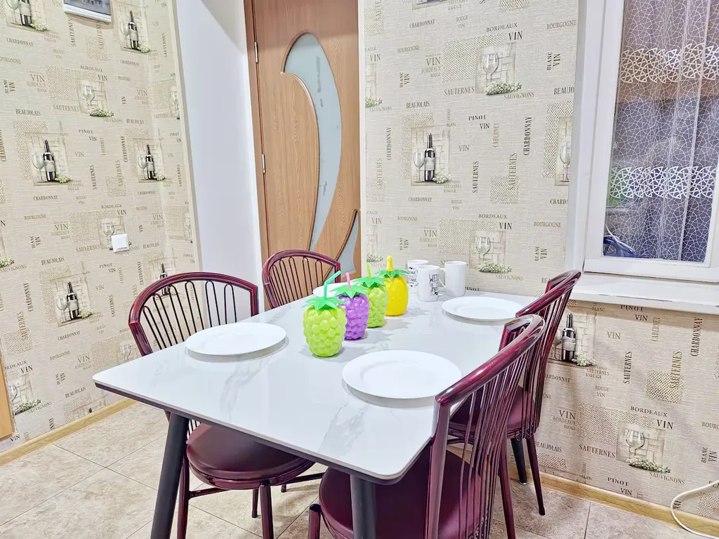 Двухкомнатный дом в старом городе c просторной спальней и кухней