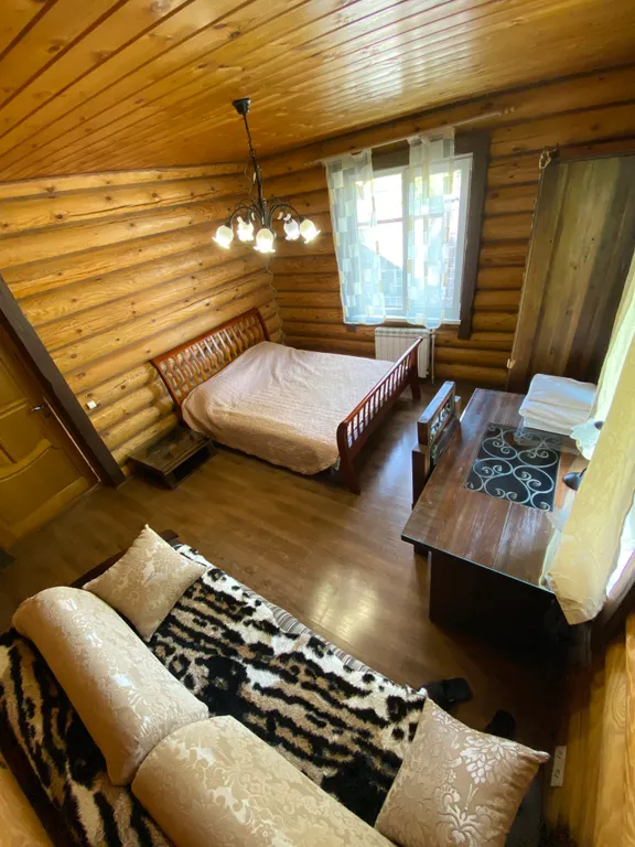 Уютный дом с камином в центре