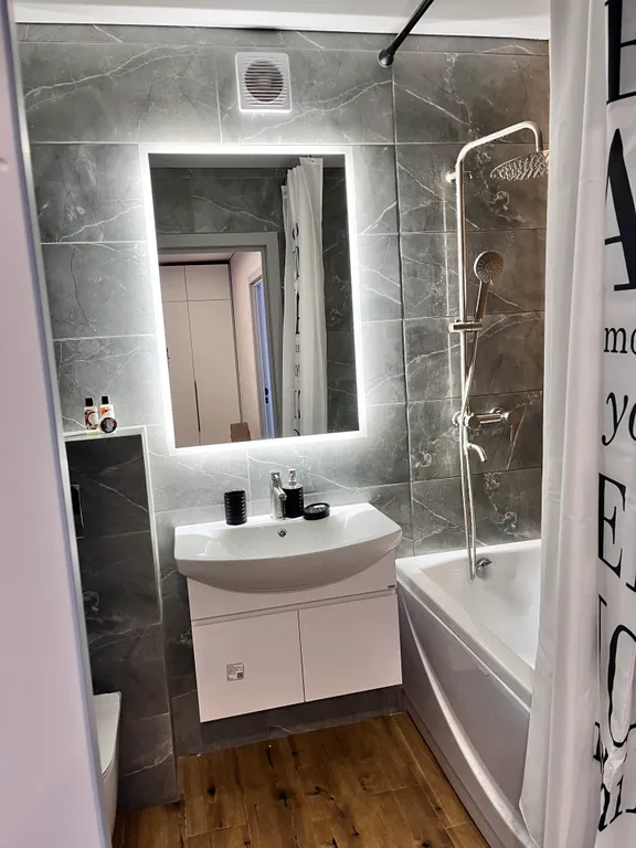 Очаровательная новая чистая квартира