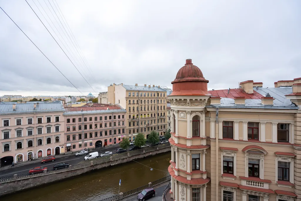 Квартира 2-комнатная квартира в петербургском стиле с видом на канал и с библиотекой — Санкт-Петербург