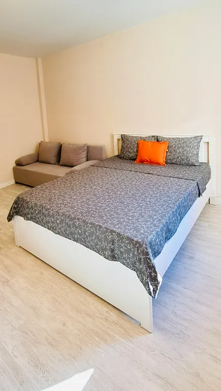 Яркая студия для троих