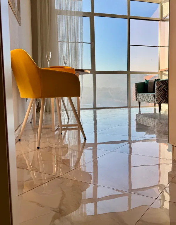 Космический вид из панорамных окон на горы